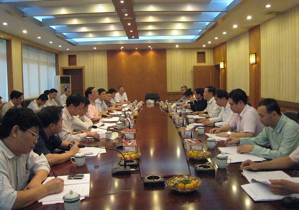       11月11日下午，李福伟副书记一行与大埔县及其相关镇、村的有关领导同志，在大埔县虎山宾馆二楼会议室召开座谈会。